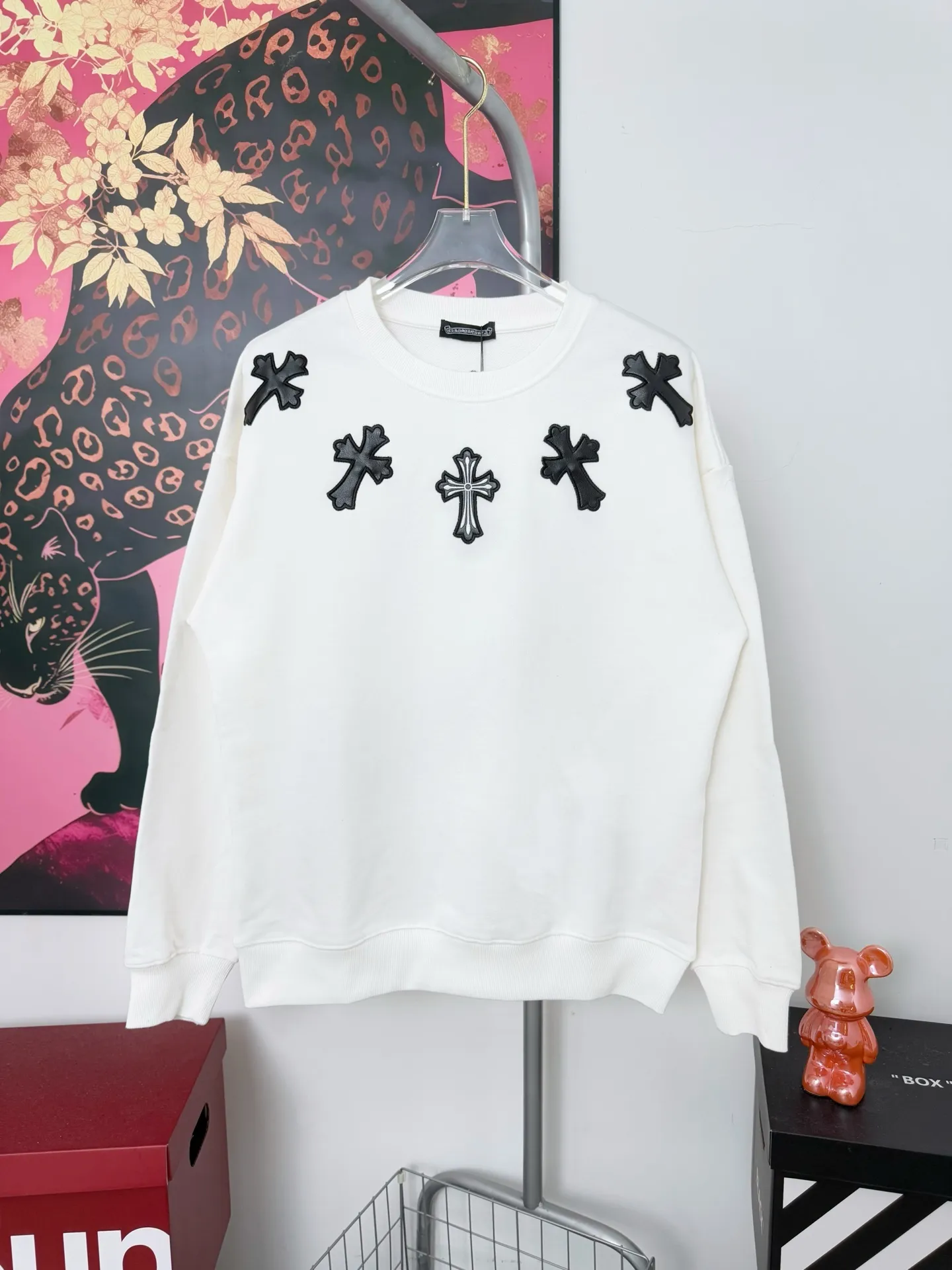P210 Chrome Hearts Necklace Leather Label Embroidered Round Neck Sweatshirt, the same model at ChromeHearts counters. Made of 400g double-ply double yarn pure cotton fabric, 32 counts of double yarn. Very textured on the hand. Three-dimensional and atmospheric. Versatile and easy to wear in autumn. Simple and elegant. It adopts os version. The upper body effect is very good. Suitable for all body types. Soft and comfortable. CH letter offset printing on the front➕Necklace horseshoe leather label embroidery. Small mark on the hem. Resistant to machine washing. Does not fade or deform. Complete accessories, original mold opening, perfect restoration of zp 2:1, same style for men and women, versatile and not picky, size s m l xl color black white